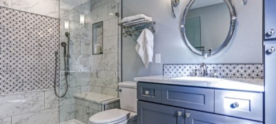 Najnowsze trendy w łazience - kabina prysznicowa z eleganckim brodzikiem